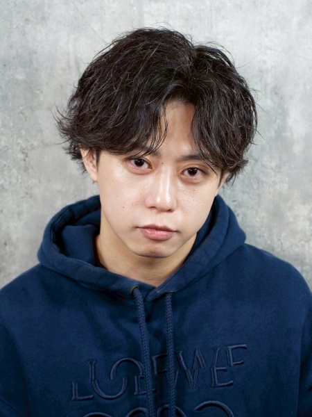 抜け感と清潔感が両立した大人ヘア