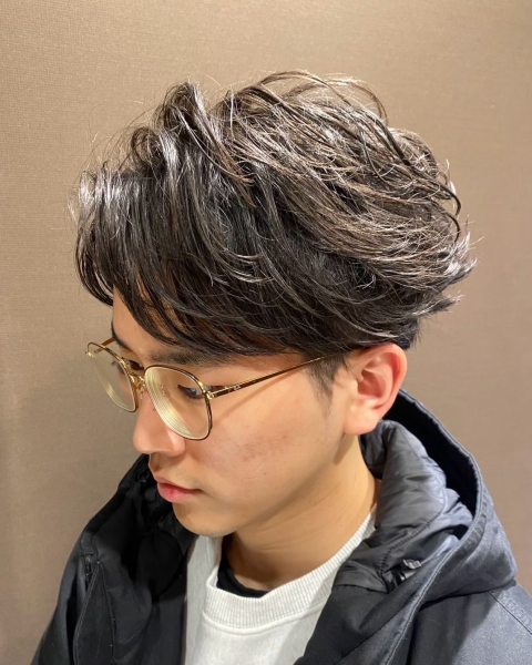 春風になびく軽めパーマ