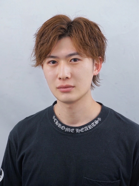 Center Part with Natural Wolf Short – A Modern Men’s Haircut with Light Movement and Easy Styling