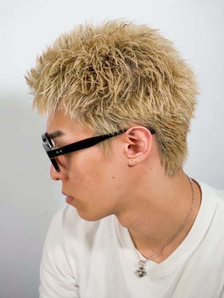 ハイトーンで魅せるスパイキーショート