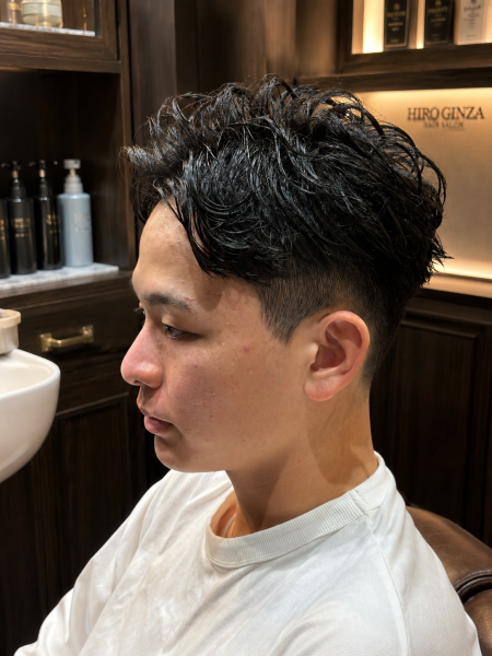 自然な毛流れで決まるビジネスパーマ