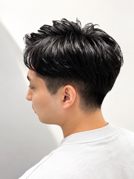 清潔感抜群！黒髪ツーブロック×毛流れスタイル