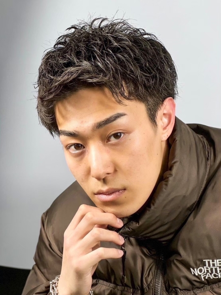黒髪で決まるメンズショート