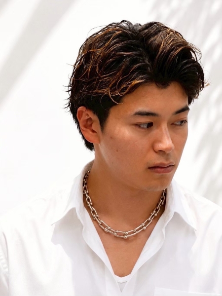 センターパートで大人の色気を演出