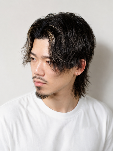 黒髪×ハイライトで作る大人メンズヘア