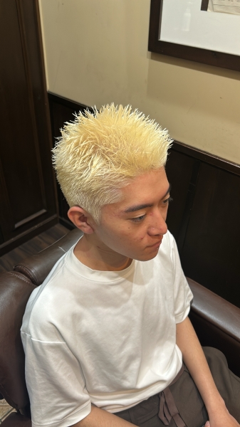 ハイトーン×ショートで、軽さと男らしさを両立した爽やかスタイル。垢抜けたい方におすすめです