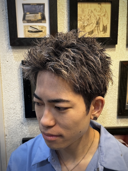 #スキンフェード #ツイスパ  #メンズカット  #メンズパーマ  #センターパート  #フェザーパーマ #スパイキーショート #ツーブロック #フェード  #梅田バーバー #大阪バーバー #バーバーショップ