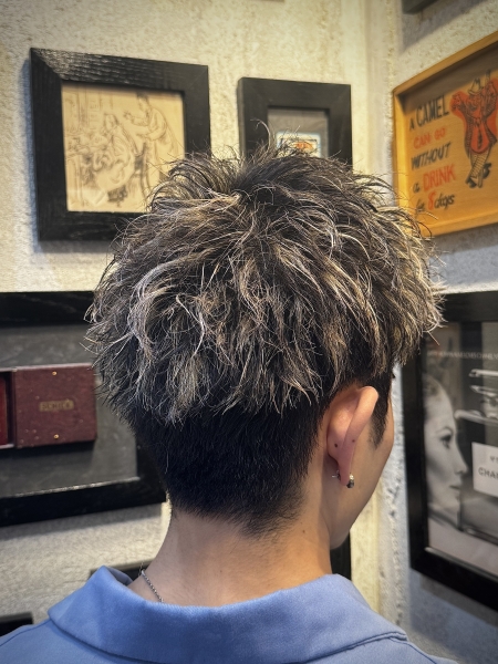 #スキンフェード #ツイスパ  #メンズカット  #メンズパーマ  #センターパート  #フェザーパーマ #スパイキーショート #ツーブロック #フェード  #梅田バーバー #大阪バーバー #バーバーショップ