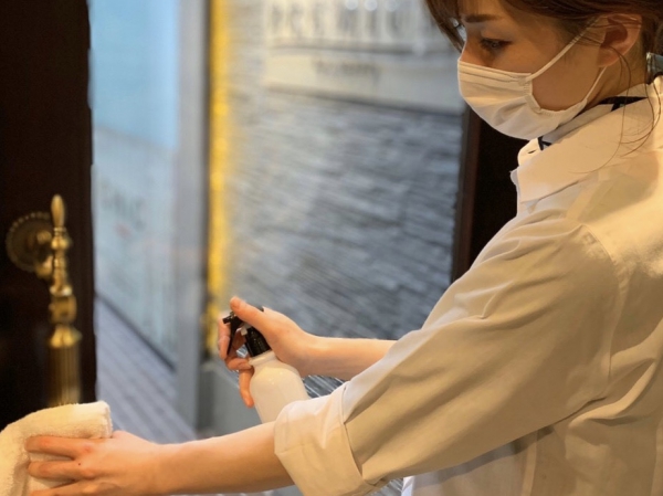 消毒、換気、検温を実施しています。